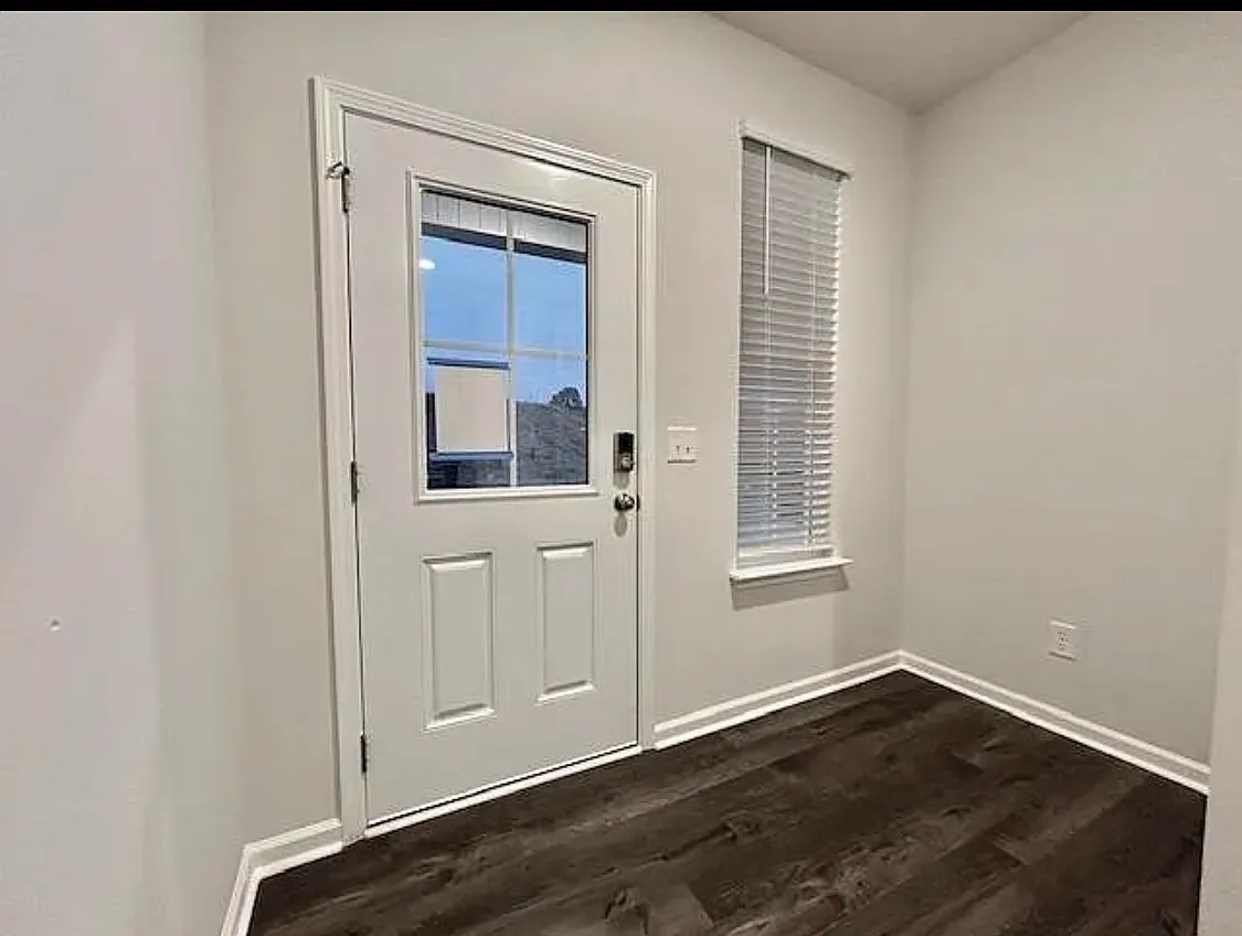 3 bed, 2.5 bath, 1800 sqft, $1,999 — Photo 2