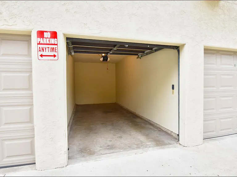 Gold Coast Apartments — Photo 47