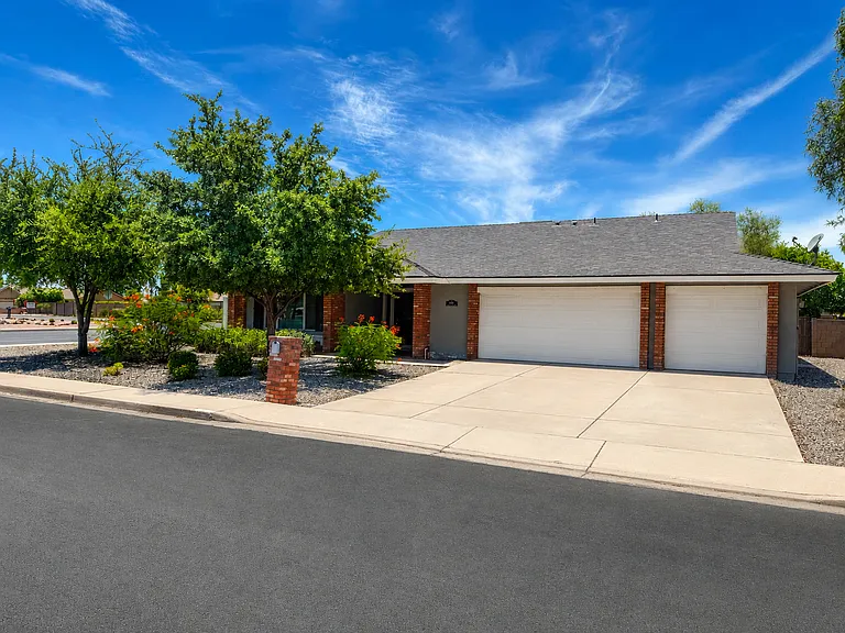 5918 S Clark Dr — Photo 1