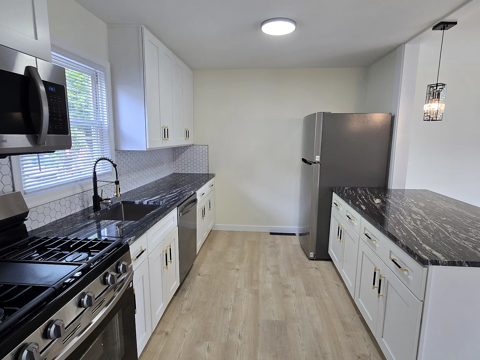 3 bed, 1.5 bath, 1200 sqft, $2,449 — Photo 3