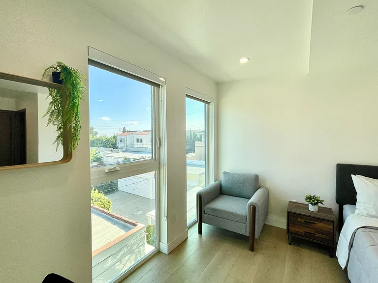 1929 N Commonwealth Ave #211 — Photo 5