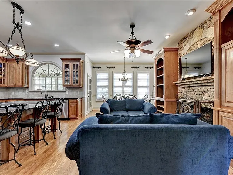8910 Pinehurst Cv — Photo 31