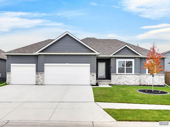 4255 Pinehill Rd, Bellevue, NE 68123