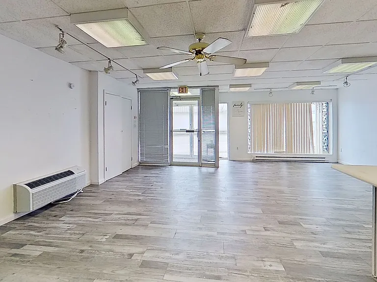 463 E Market Ave — Photo 2