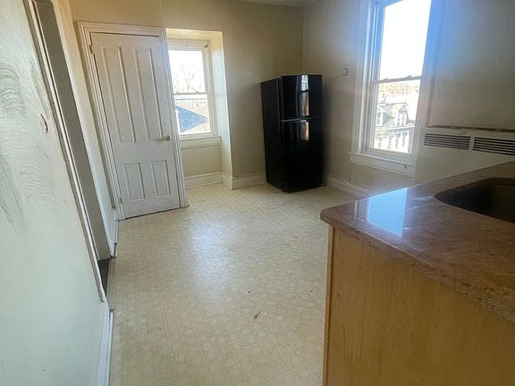 4th image of 143 S Queen St APT 3