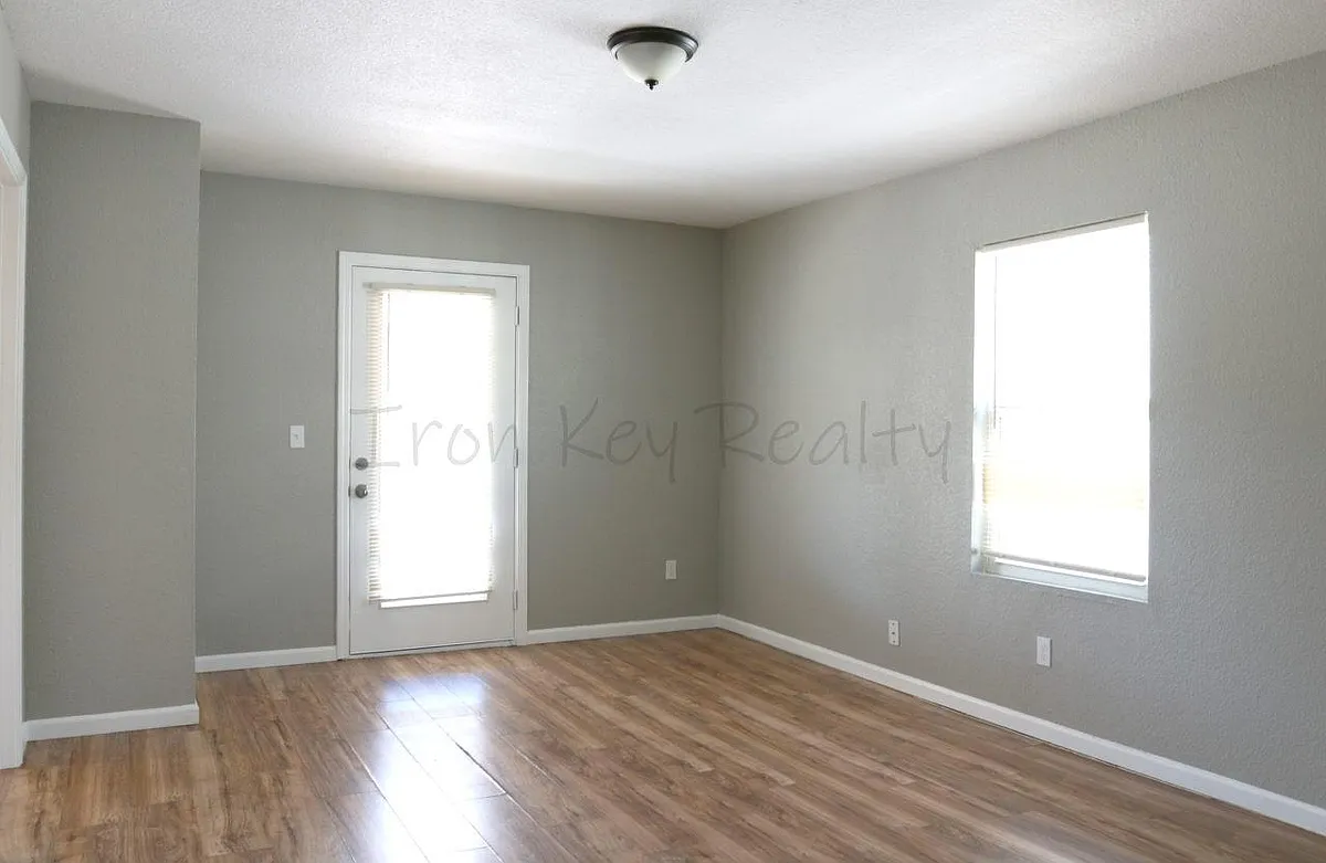 Building Photo - 3335 Indiana Ave #B