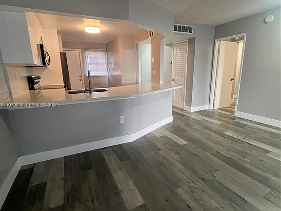 4th image of 1750 NE 191st St #5223