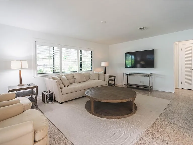 240 NE 25th Ave — Photo 4