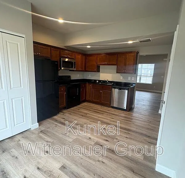 217 E Coral Sea Way — Photo 3