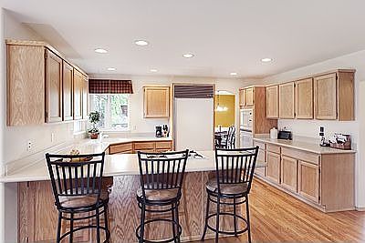 Kitchen w/Sub-zero, Bosch DW, gas cooktop & more.
