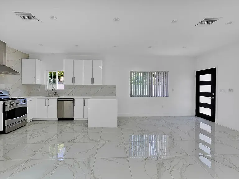 634 E Valencia Ave — Photo 6