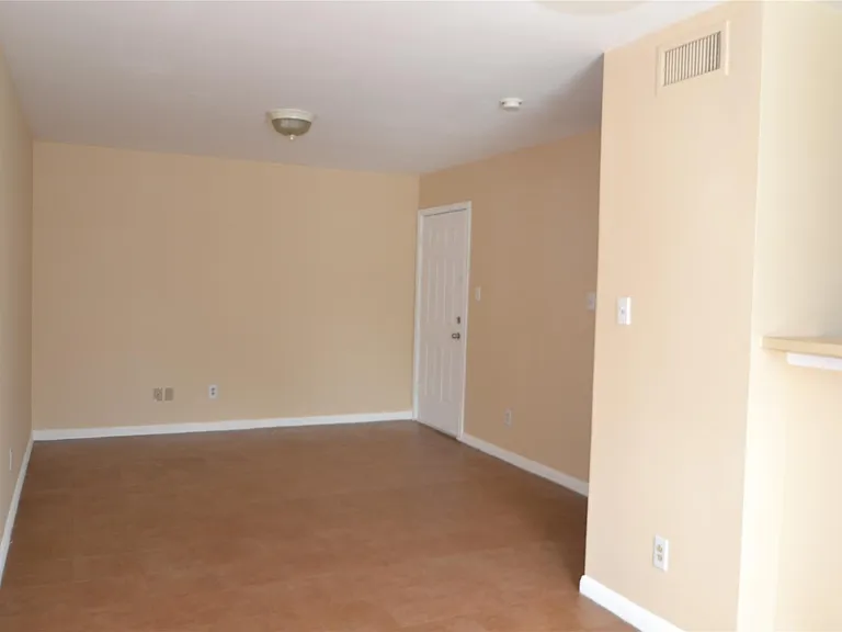 304 Dell Ct #6 — Photo 6