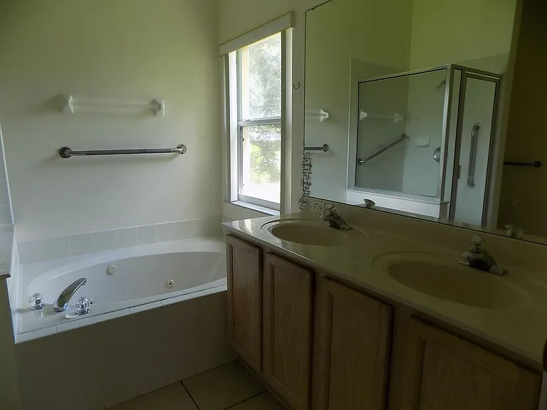 102 Carnival Dr — Photo 10
