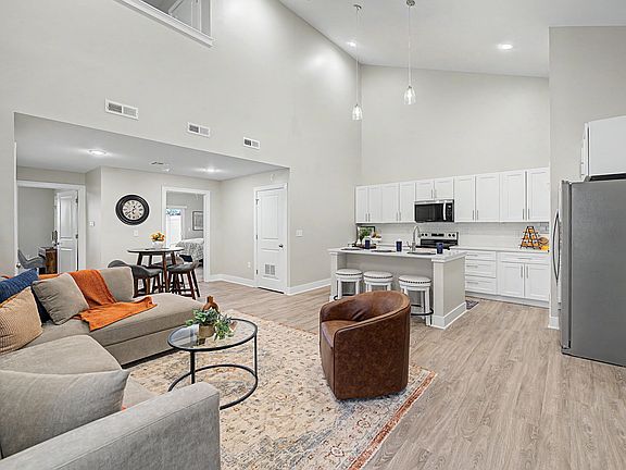 2nd image of 2747 Amelia Ln