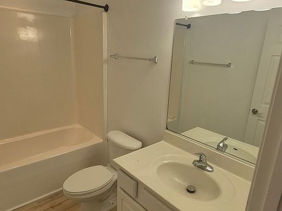 4th image of 635-675 Woodbrook Dr #635-404
