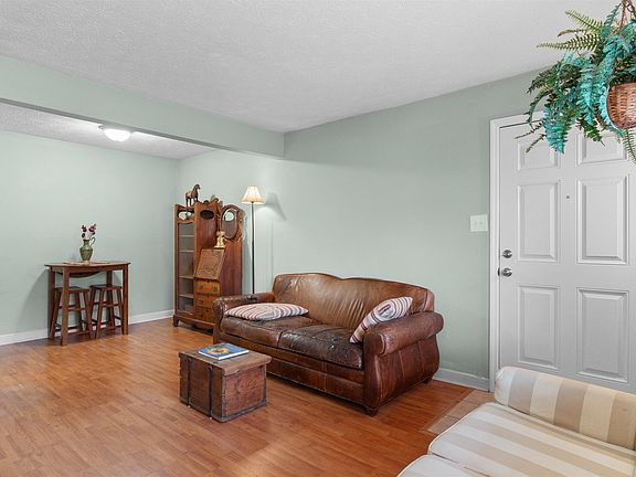 4th image of 615 Carter Ln. #D-1