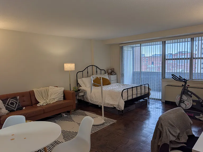 2 Hawthorne Pl #9G — Photo 2