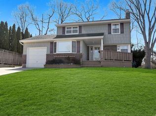 14 Regina Dr, Commack, NY 11725