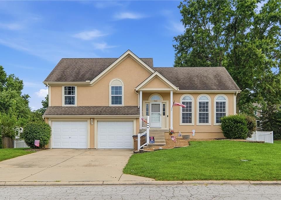 1st image of 903 Silver Lake Cir