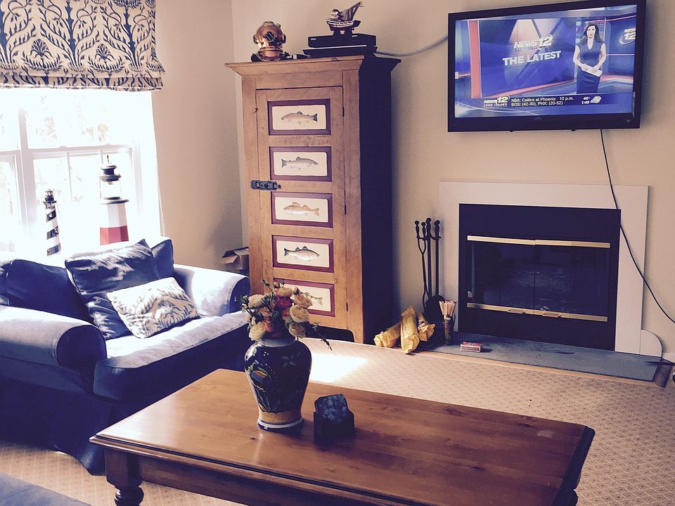1st image of 8 Winterberry Ln