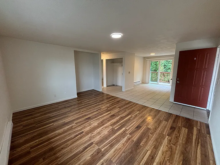 210 Chicago Blvd S #B — Photo 4