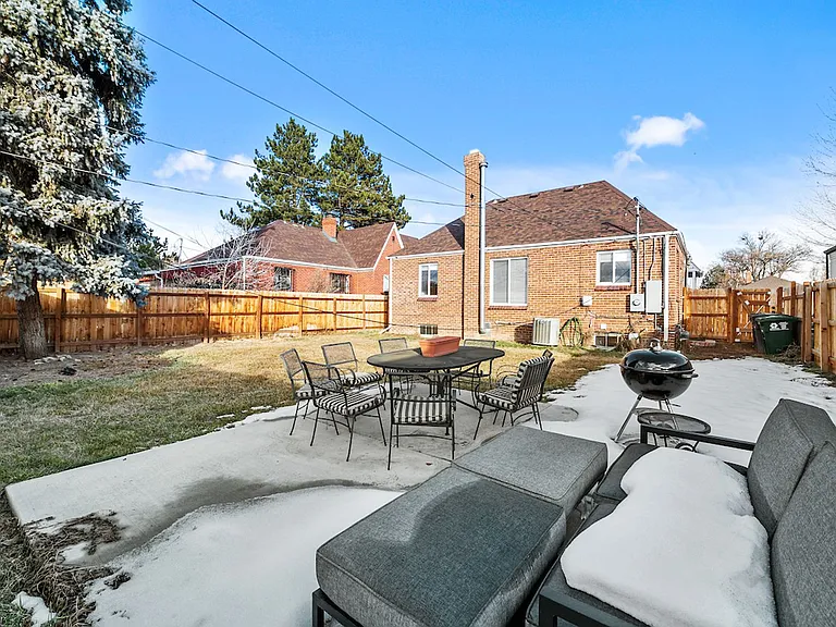3085 N Clermont St — Photo 32