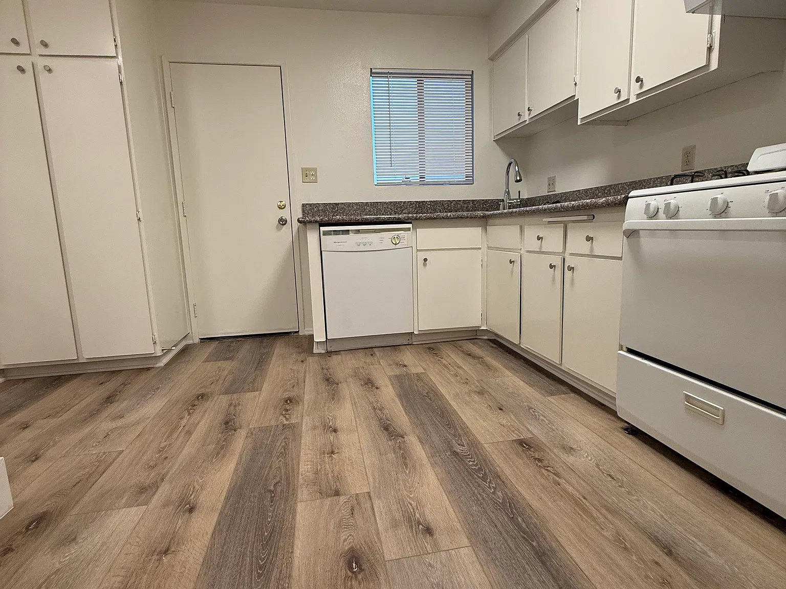 2 bed, 1.5 bath, 934 sqft, $2,900 — Photo 4