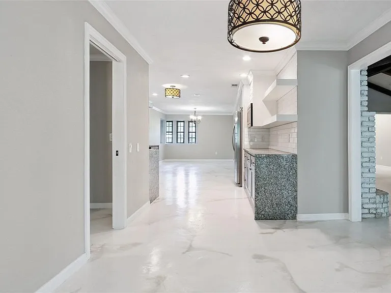 570 Roanoke Dr — Photo 7