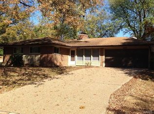 8700 Red Oak Dr, Saint Louis, MO 63126