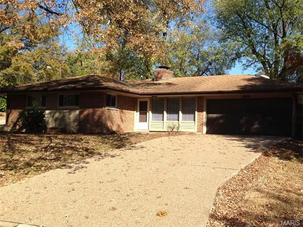 8700 Red Oak Dr, Saint Louis, MO 63126