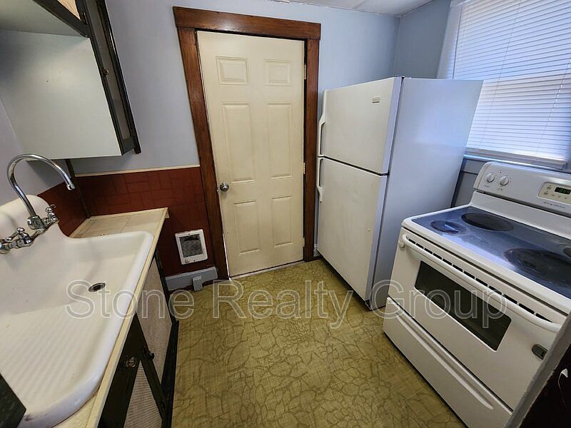 2nd image of 814 Lincoln St APT 1