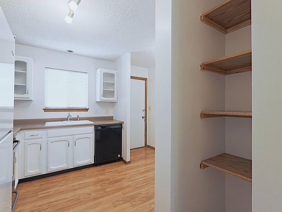 5th image of 4715 Goldenrod Ln