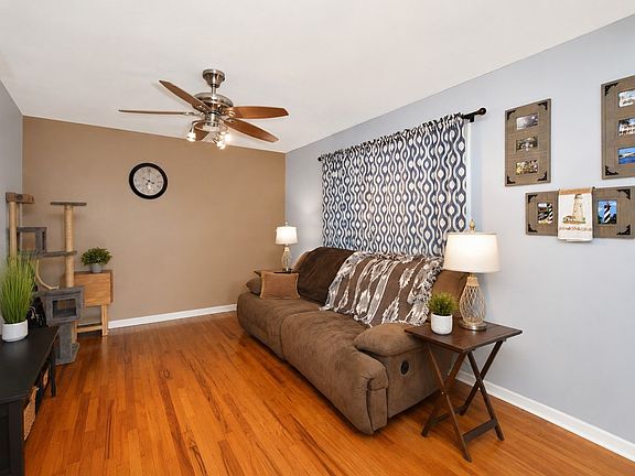 3rd image of 307 Lakeview Dr