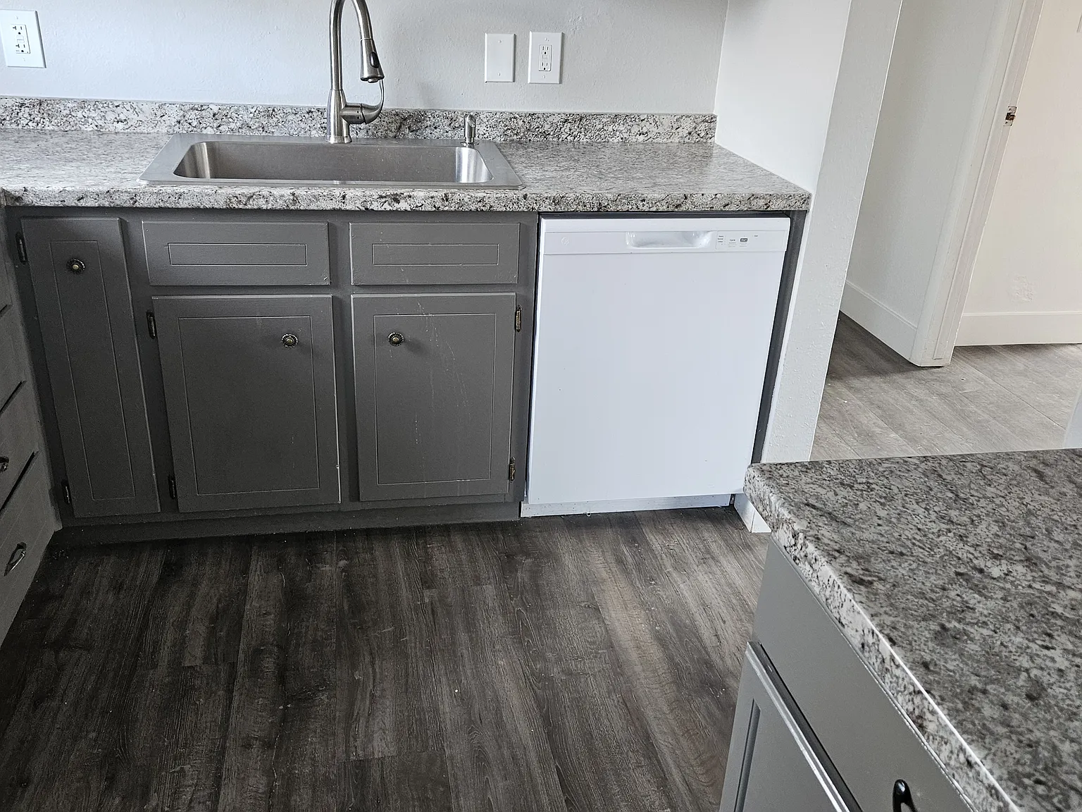 5 bed, 2016 sqft, $2,500 — Photo 4
