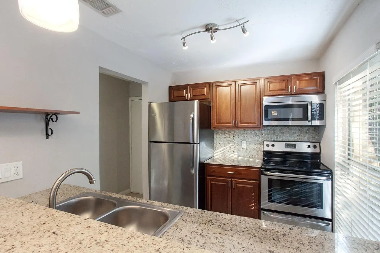 2 bed, 912 sqft, $1,975 — Photo 2