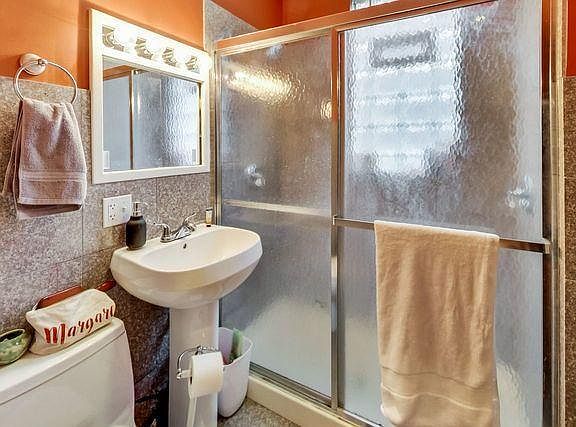 5th image of 2421 N Artesian Ave #2