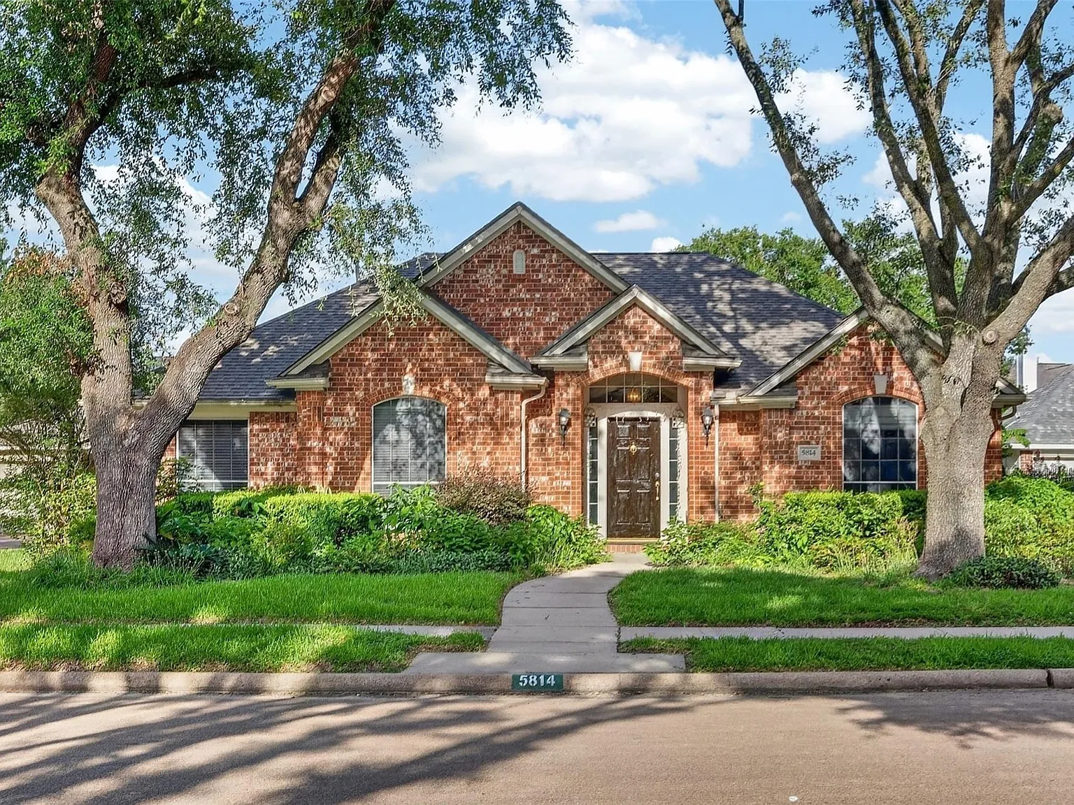 4 bed, 2.0 bath, 2217 sqft, $2,200 — Photo 2