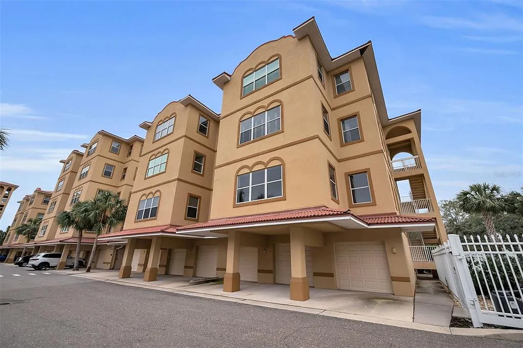 Building Photo - 606 Wells Ct #202