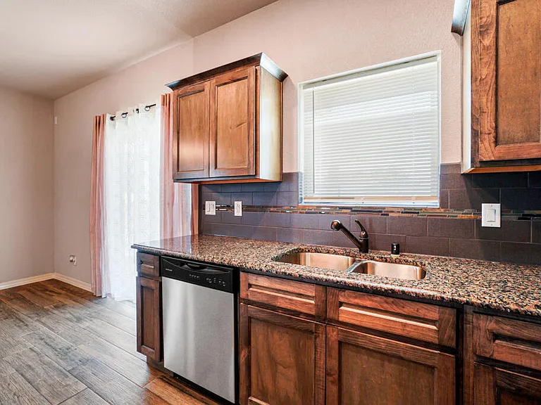 852 Lemington St — Photo 11