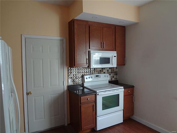 5th image of 900 Erskine Ave S