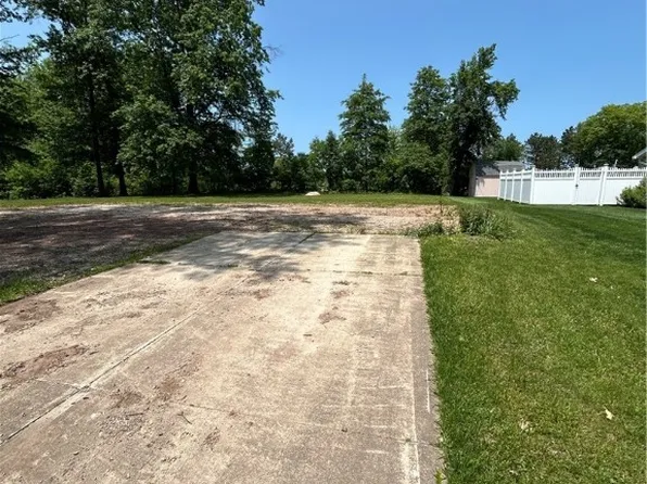 1255 Chapel Ct, Amherst, OH 44001