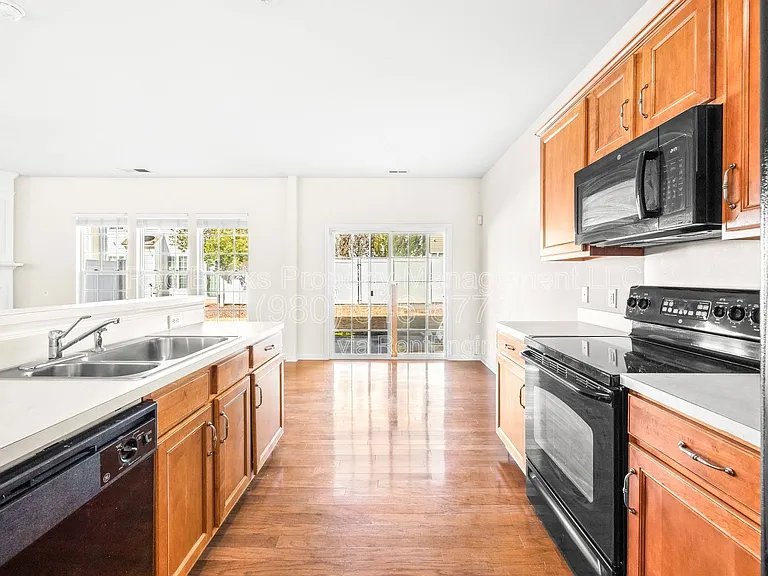 8911 Kirkley View Ct — Photo 10