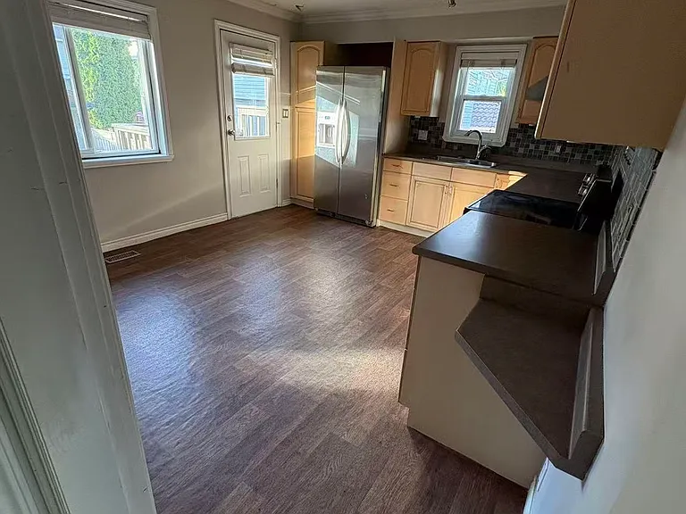 910 Robinson St #UPPER — Photo 2