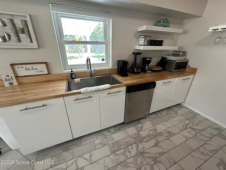 302 5th Ave — Photo 8
