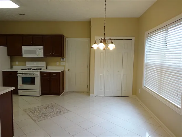 3 bed, 2.0 bath, 1588 sqft, $2,660 — Photo 3
