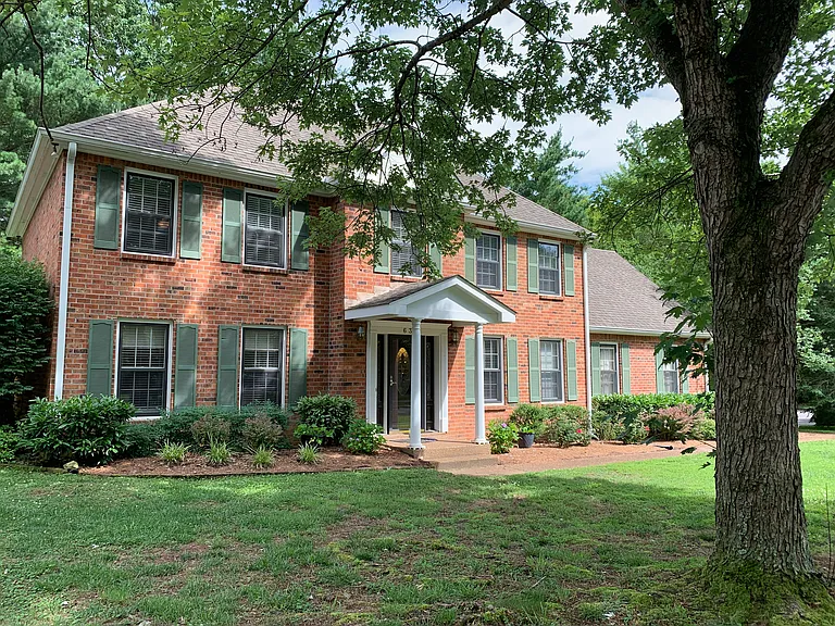 637 Sugartree Ln — Photo 1