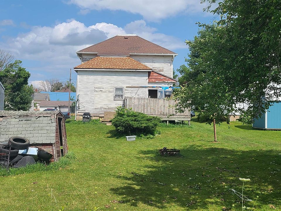 2nd image of 220 Summer St