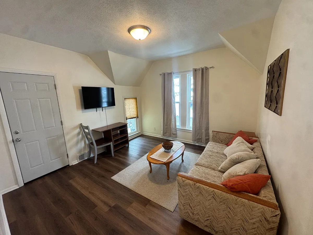 Unit Photo - 622 E Locust St #4
