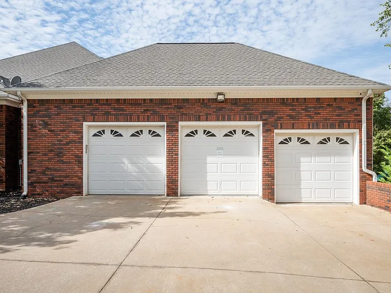 111 Roundstone Dr — Photo 2