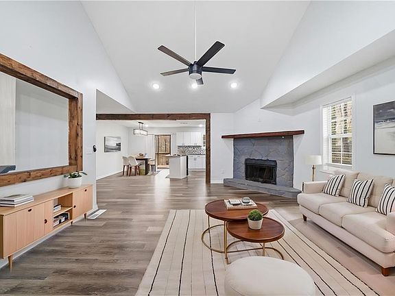 2nd image of 4412 Lucy Ln